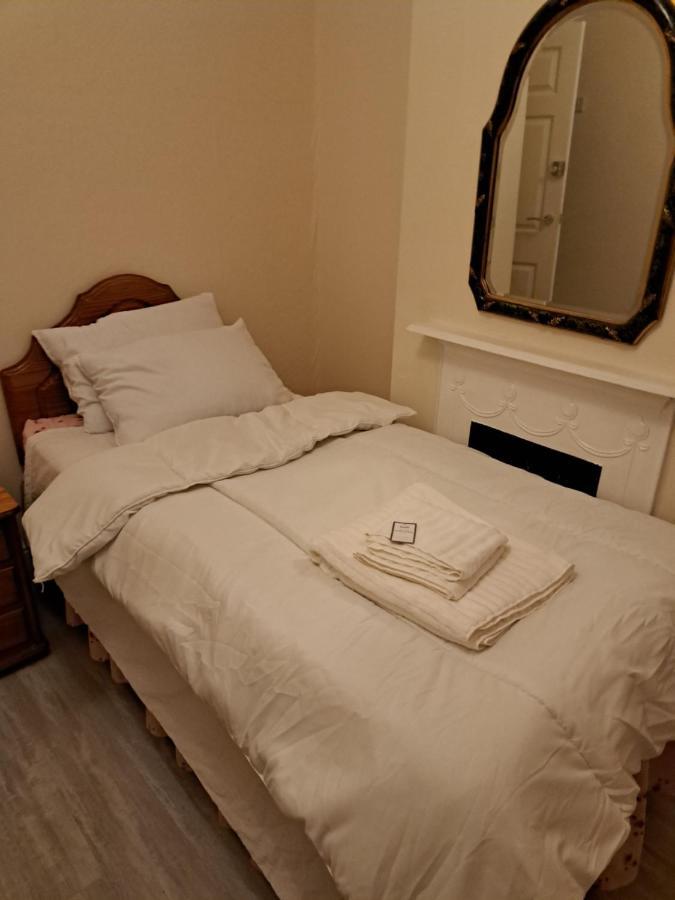 Single Bedroom Available - Train Station London Seven Kings Ilford Exterior photo